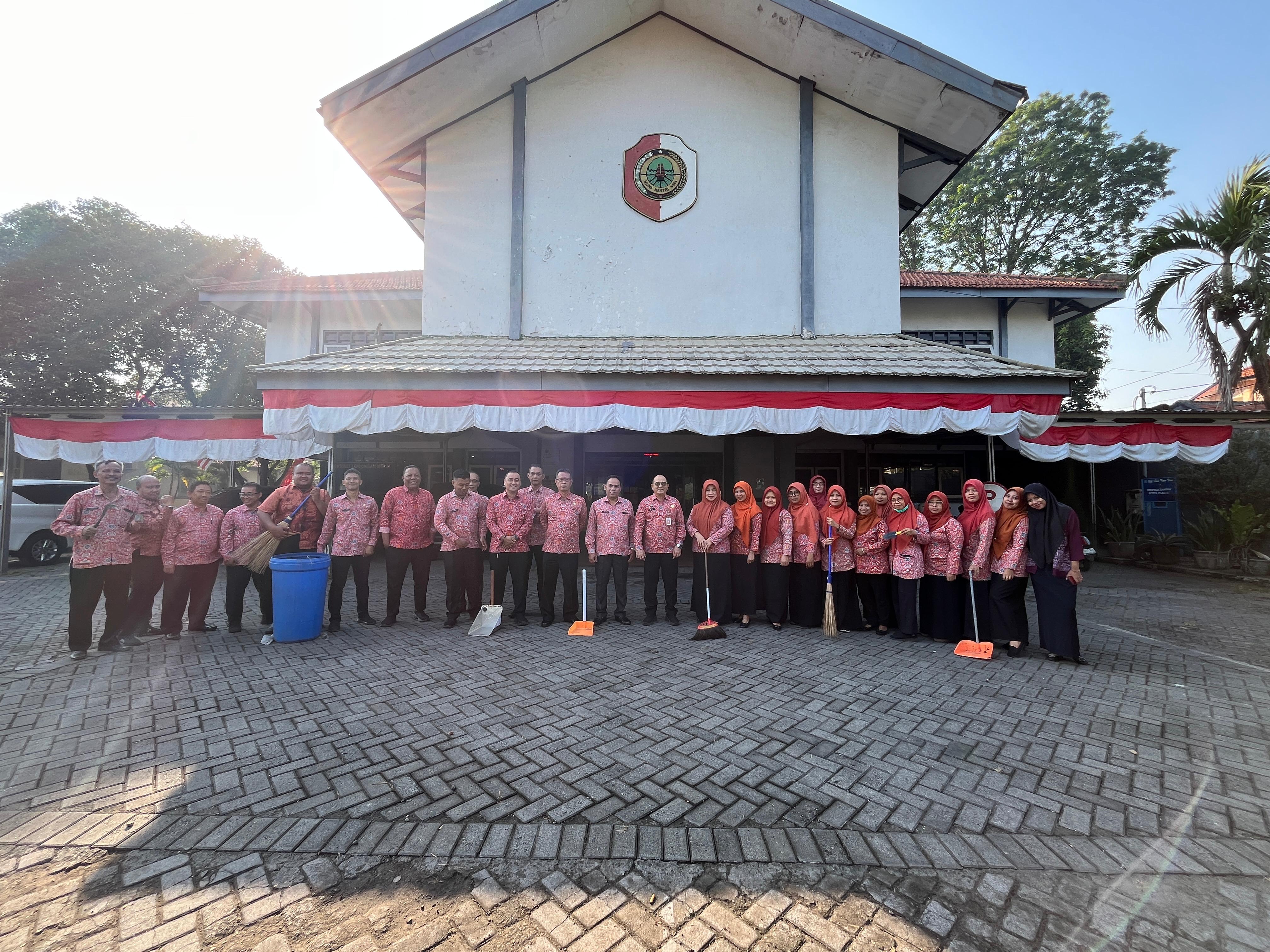 Disnaker Kabupaten Mojokerto Gelar Aksi Bersih Lingkungan Menyambut HUT RI ke-81
