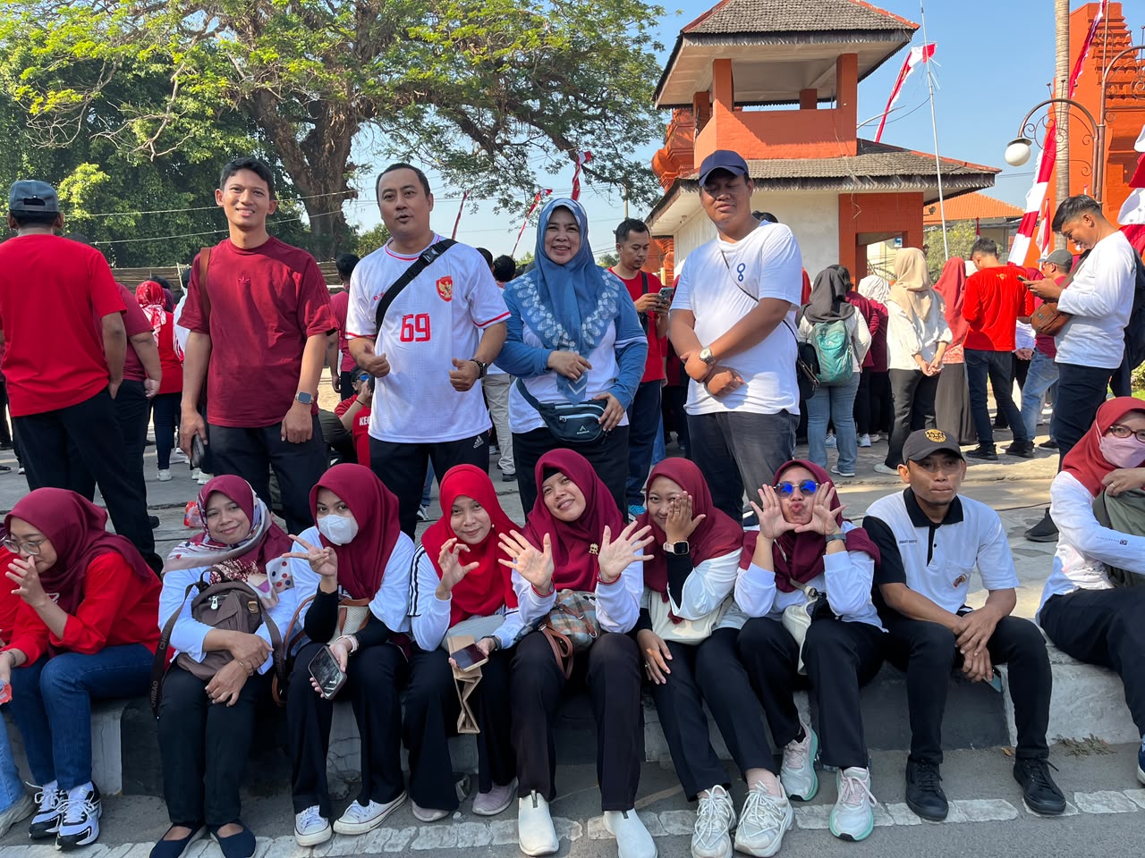 Sambut HUT RI ke-81, Disnaker Kabupaten Mojokerto Tampil Antusias Ikuti Lomba Semarak Kemerdekaan di Halaman Kantor Bupati