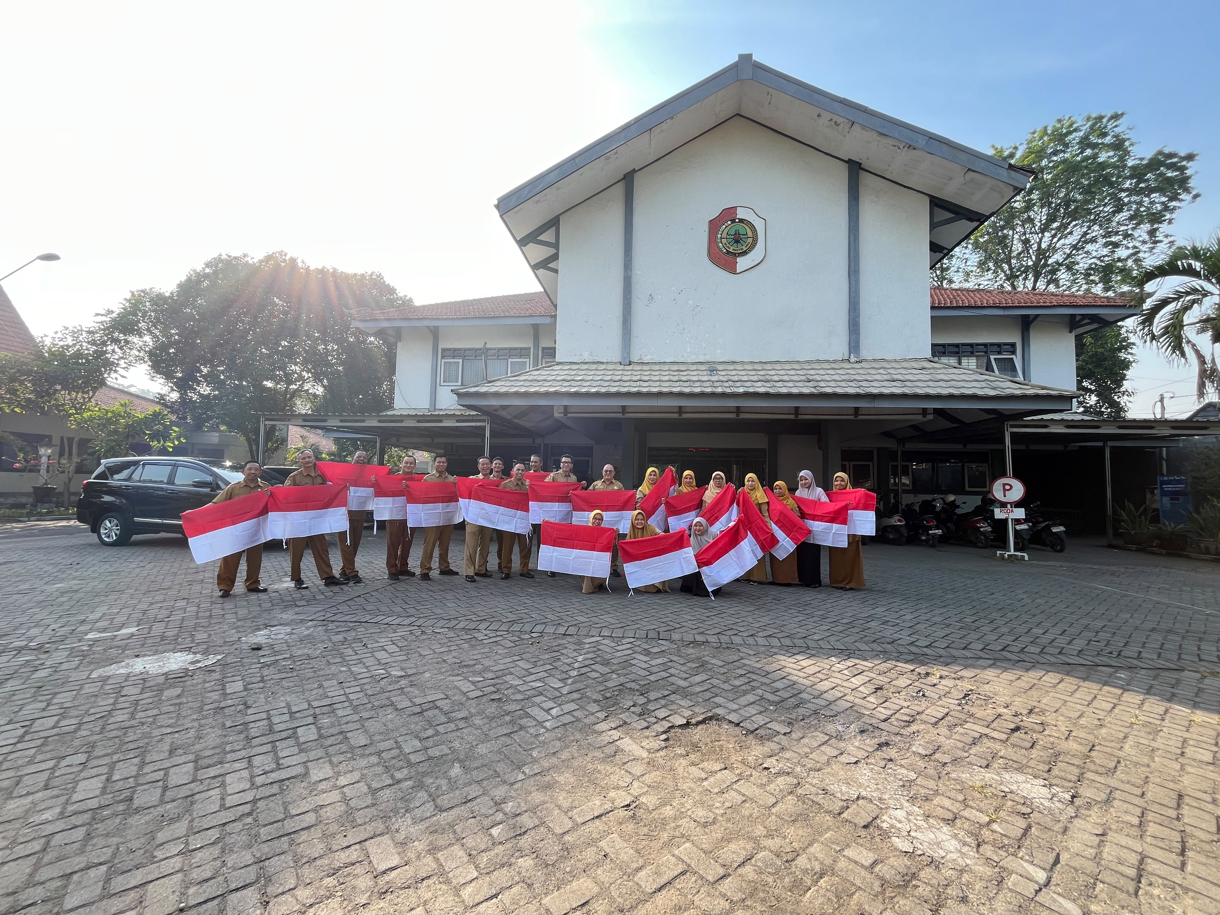 Semarakkan HUT RI ke-81, Disnaker Kabupaten Mojokerto Gelar Gerakan Pembagian Bendera Merah Putih